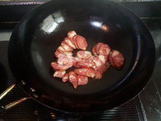 麻辣<a href=/shicai/rouqin/XiangChang/index.html target=_blank><u>香肠</u></a>炒<a href=/shicai/shucai/JiuCai/index.html target=_blank><u>韭菜</u></a>