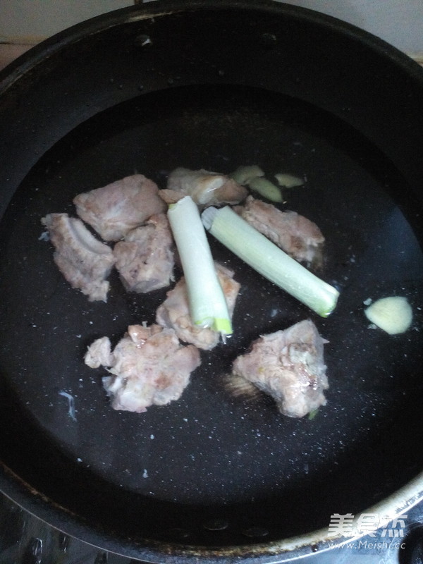 <a href=/shicai/rouqin/PaiGu/index.html target=_blank><u>排骨</u></a><a href=/shicai/mimian/YuMi/index.html target=_blank><u>玉米</u></a>汤的做法