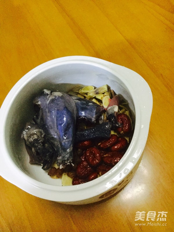 滋补<a href=/shicai/rouqin/WuJi/index.html target=_blank><u>乌鸡</u></a>汤的做法