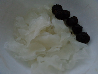 <a href=/shicai/shucai/ZiShu/index.html target=_blank><u>紫薯</u></a><a href=/shicai/shucai/YinEr/index.html target=_blank><u>银耳</u></a><a href=/shicai/shucai/BaiHe/index.html target=_blank><u>百合</u></a>粥