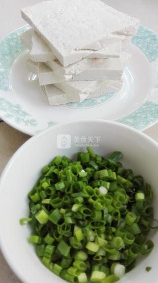 小葱拌<a href=/shicai/mimian/DouFu/index.html target=_blank><u>豆腐</u></a>