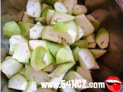 <a href=/shicai/shucai/SiGua/index.html target=_blank><u>丝瓜</u></a>炒<a href=/shicai/rouqin/JiDan/index.html target=_blank><u>鸡蛋</u></a>的做法2