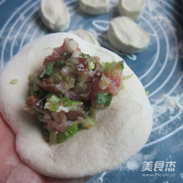 <a href=/shicai/shucai/MuEr/index.html target=_blank><u>木耳</u></a><a href=/shicai/rouqin/ZhuRou/index.html target=_blank><u>猪肉</u></a>煎饼的做法