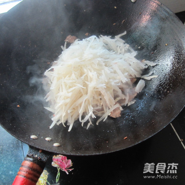 白<a href=/shicai/shucai/LuoBo/index.html target=_blank><u>萝卜</u></a>丝炒肉的做法