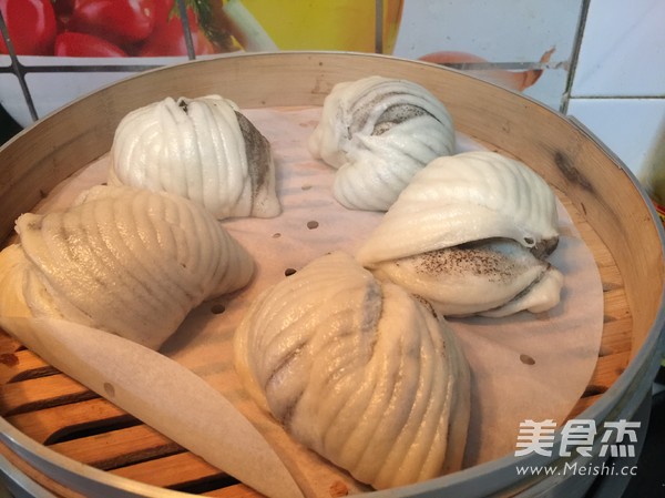 贝壳<a href=/shicai/guopin/HeiZhiMa/index.html target=_blank><u>黑<a href=/shicai/guopin/ZhiMa/index.html target=_blank><u>芝麻</u></a></u></a>花卷的做法