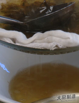 过滤<a href=/shicai/shucai/ShiHuaCai/index.html target=_blank><u>石<a href=/shicai/shucai/HuaCai/index.html target=_blank><u>花菜</u></a></u></a>汤汁