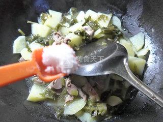 <a href=/shicai/rouqin/JiZhen/index.html target=_blank><u>鸡胗</u></a>雪菜炒<a href=/shicai/shucai/TuDou/index.html target=_blank><u>土豆</u></a>