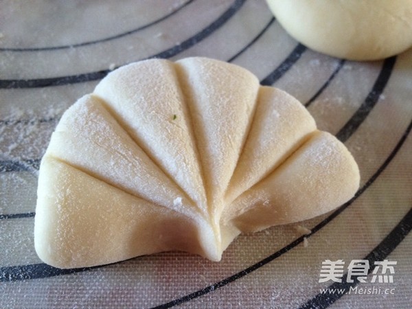 <a href=/shicai/shucai/HeYe/index.html target=_blank><u>荷叶</u></a>饼的做法