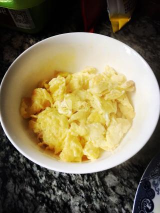 肉丁<a href=/shicai/rouqin/JiDan/index.html target=_blank><u>鸡蛋</u></a>炒<a href=/shicai/shucai/HeLanDou/index.html target=_blank><u>荷兰豆</u></a>