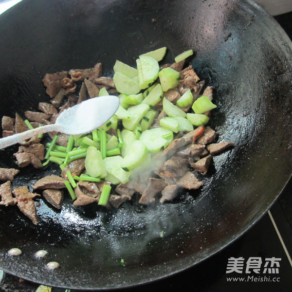 黄反炒<a href=/shicai/rouqin/ZhuGan/index.html target=_blank><u>猪肝</u></a>的做法