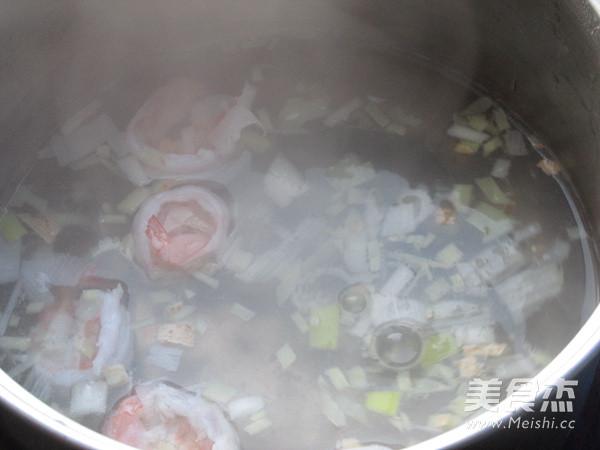 鲜虾翡翠<a href=/shicai/shucai/TuDou/index.html target=_blank><u>土豆</u></a>泥的做法