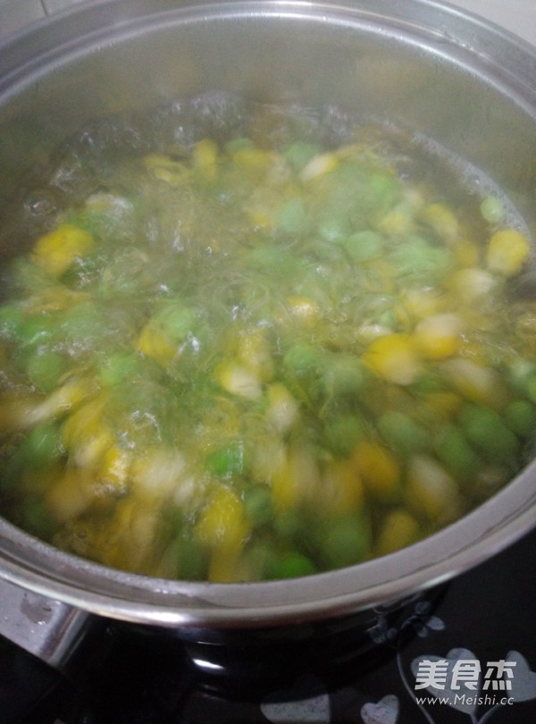 #香雪面粉#<a href=/shicai/mimian/YuMi/index.html target=_blank><u>玉米</u></a><a href=/shicai/shucai/WanDou/index.html target=_blank><u>豌豆</u></a>葱香面的做法