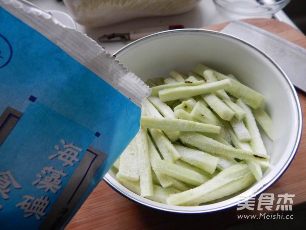 <a href=/shicai/shucai/QieZi/index.html target=_blank><u>茄子</u></a>烧肉丝的做法