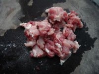 <a href=/shicai/guopin/ZhiMa/index.html target=_blank><u>芝麻</u></a>肉片的做法步骤1