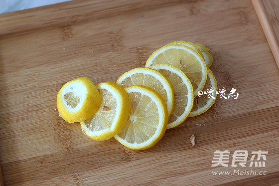蜜渍<a href=/shicai/guopin/NingMeng/index.html target=_blank><u>柠檬</u></a>的做法