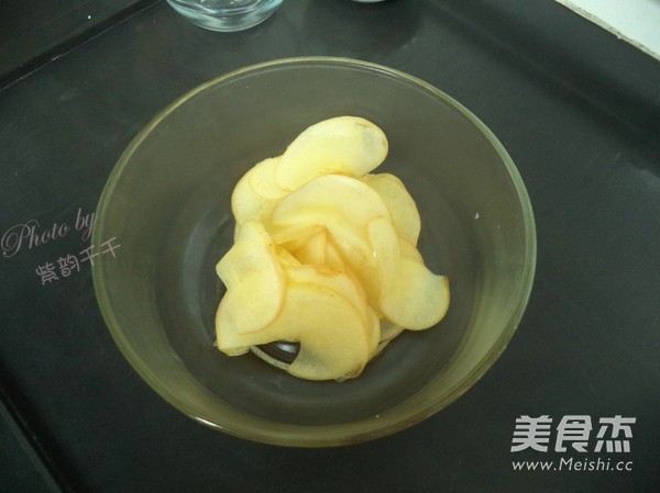 <a href=/shicai/guopin/PingGuo/index.html target=_blank><u>苹果</u></a><a href=/shicai/shucai/MeiGuiHua/index.html target=_blank><u>玫瑰花</u></a>的做法