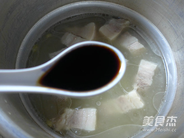 青<a href=/shicai/mimian/HuangDou/index.html target=_blank><u>黄豆</u></a><a href=/shicai/rouqin/WuHuaRou/index.html target=_blank><u>五花肉</u></a>汤的做法