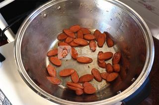 <a href=/shicai/shucai/XiLanHua/index.html target=_blank><u>西兰花</u></a>炒<a href=/shicai/rouqin/HuoTui/index.html target=_blank><u>火腿</u></a>肠