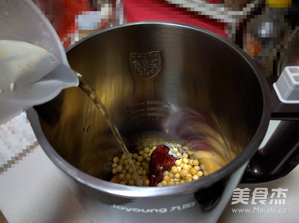 倍浓红<a href=/shicai/guopin/Zao/index.html target=_blank><u>枣</u></a><a href=/shicai/mimian/DouJiang/index.html target=_blank><u>豆浆</u></a>的做法