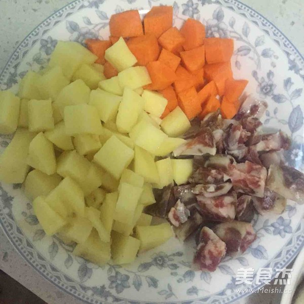 <a href=/shicai/rouqin/XiangChang/index.html target=_blank><u>香肠</u></a>杂蔬焖饭的做法