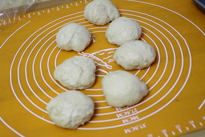 早餐<a href=/shicai/mimian/MianBao/index.html target=_blank><u>面包</u></a>步骤2
