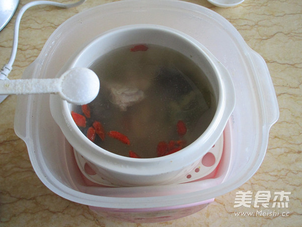 西洋参炖<a href=/shicai/shuichanpin/HaiSen/index.html target=_blank><u>海参</u></a>的做法