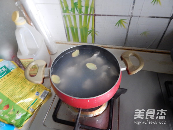 雪莲果<a href=/shicai/rouqin/PaiGu/index.html target=_blank><u>排骨</u></a>汤的做法