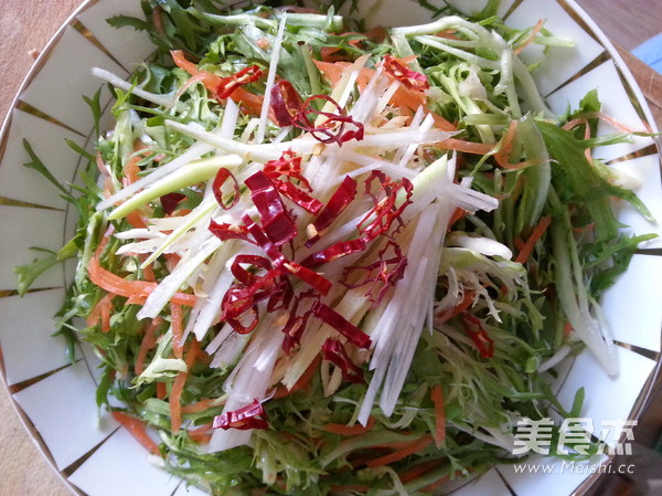 凉拌<a href=/shicai/shucai/KuJv/index.html target=_blank><u>苦苣</u></a>的做法