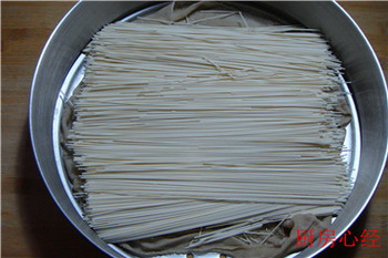 炒龙须<a href=/shicai/mimian/GuaMian/index.html target=_blank><u>挂面</u></a>步骤3