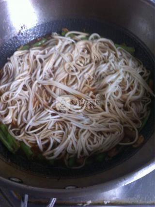 三鲜<a href=/shicai/shucai/DouJiao/index.html target=_blank><u>豆角</u></a>焖面