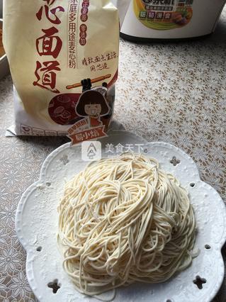 <a href=/shicai/diaoweipin/CongYou/index.html target=_blank><u>葱油</u></a>捞面