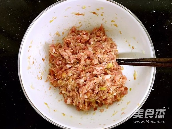 <a href=/shicai/shucai/YuanBaiCai/index.html target=_blank><u>圆<a href=/shicai/shucai/BaiCai/index.html target=_blank><u>白菜</u></a></u></a><a href=/shicai/rouqin/ZhuRou/index.html target=_blank><u>猪肉</u></a>水饺的做法