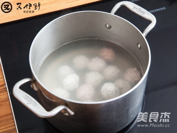 肉丸油<a href=/shicai/mimian/DouFu/index.html target=_blank><u>豆腐</u></a><a href=/shicai/mimian/FenSi/index.html target=_blank><u>粉丝</u></a>汤的做法
