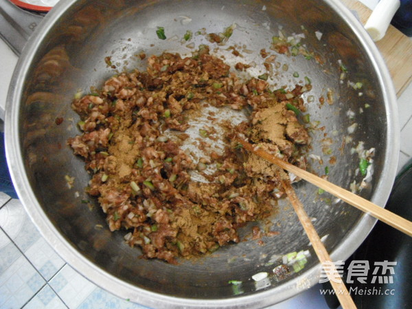 <a href=/shicai/rouqin/ZhuRou/index.html target=_blank><u>猪肉</u></a>白<a href=/shicai/shucai/LuoBo/index.html target=_blank><u>萝卜</u></a>包子馅的做法