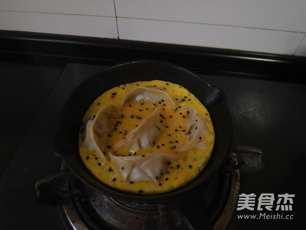 #圣诞节#<a href=/shicai/rouqin/JiDan/index.html target=_blank><u>鸡蛋</u></a>锅贴的做法