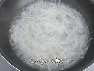 白<a href=/shicai/shucai/LuoBo/index.html target=_blank><u>萝卜</u></a>包子