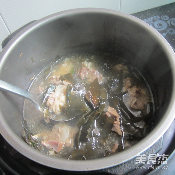 拆骨<a href=/shicai/shuichanpin/HaiDai/index.html target=_blank><u>海带</u></a>汤的做法