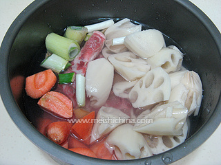 腔排<a href=/shicai/shucai/LianOu/index.html target=_blank><u>莲<a href=/shicai/shucai/Ou/index.html target=_blank><u>藕</u></a></u></a>养生汤