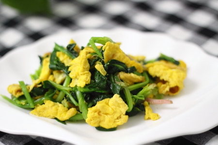 拌<a href=/shicai/shucai/BoCai/index.html target=_blank><u>菠菜</u></a><a href=/shicai/rouqin/JiDan/index.html target=_blank><u>鸡蛋</u></a>的做法