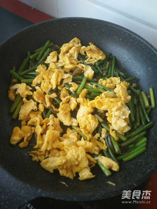 蒜毫炒<a href=/shicai/rouqin/JiDan/index.html target=_blank><u>鸡蛋</u></a>的做法