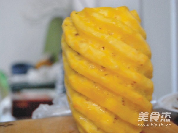 鲜榨<a href=/shicai/guopin/BoLuo/index.html target=_blank><u>菠萝</u></a>汁的做法