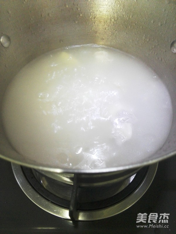 <a href=/shicai/shucai/XiYangCai/index.html target=_blank><u>西洋菜</u></a><a href=/shicai/rouqin/PaiGu/index.html target=_blank><u>排骨</u></a>汤的做法