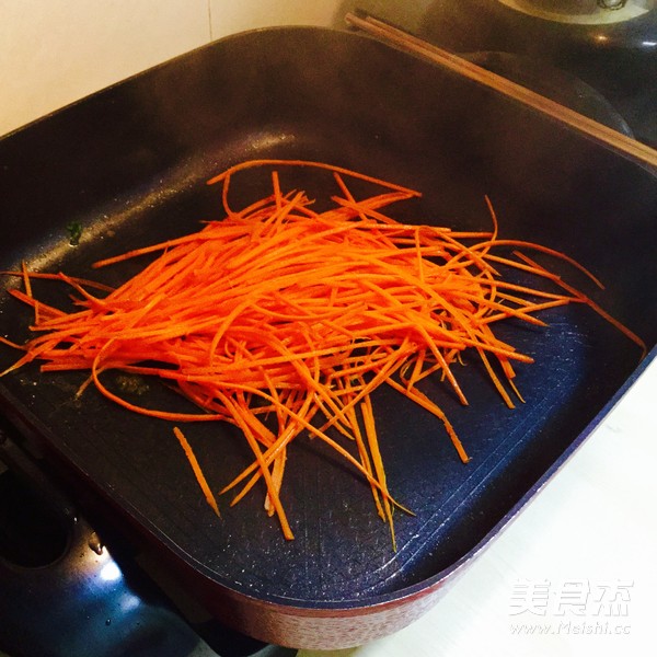 <a href=/shicai/shucai/CaiXin/index.html target=_blank><u>菜心</u></a>炒<a href=/shicai/mimian/MiFen/index.html target=_blank><u>米粉</u></a>的做法