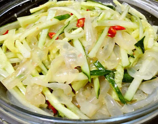 <a href=/shicai/shuichanpin/HaiZhe/index.html target=_blank><u>海蜇</u></a>丝拌<a href=/shicai/shucai/HuangGua/index.html target=_blank><u>黄瓜</u></a>