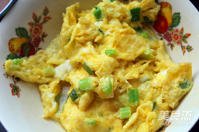 <a href=/shicai/rouqin/JiDan/index.html target=_blank><u>鸡蛋</u></a>炒腊肠的做法