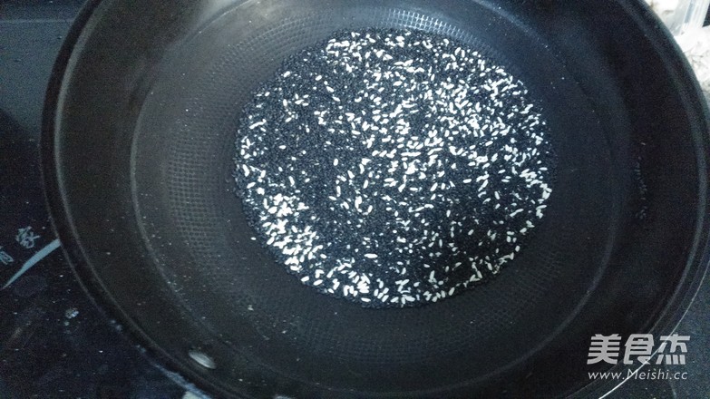 <a href=/shicai/guopin/HeiZhiMa/index.html target=_blank><u>黑<a href=/shicai/guopin/ZhiMa/index.html target=_blank><u>芝麻</u></a></u></a>糊的做法