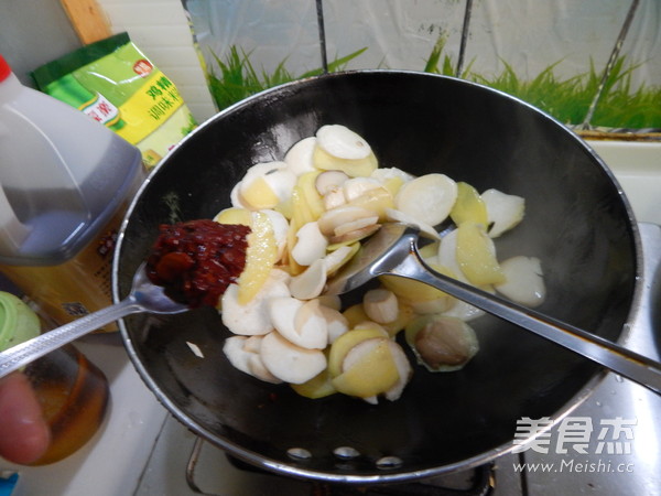 香辣<a href=/shicai/shucai/XingBaoGu/index.html target=_blank><u><a href=/shicai/guopin/Xing/index.html target=_blank><u>杏</u></a>鲍菇</u></a>炒<a href=/shicai/shucai/TuDou/index.html target=_blank><u>土豆</u></a>片的做法