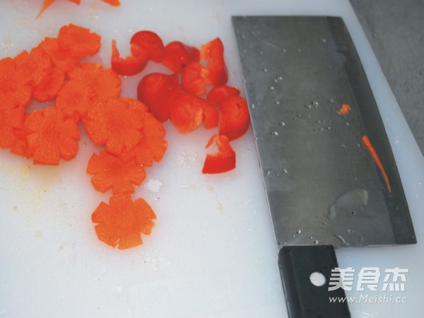 红<a href=/shicai/guopin/Zao/index.html target=_blank><u>枣</u></a><a href=/shicai/shucai/XieWeiGu/index.html target=_blank><u>蟹味菇</u></a><a href=/shicai/rouqin/JiDan/index.html target=_blank><u>鸡蛋</u></a>伴<a href=/shicai/shucai/KuGua/index.html target=_blank><u>苦瓜</u></a>的做法