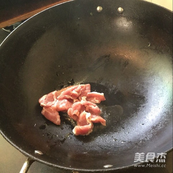 肉片炒<a href=/shicai/shucai/SiGua/index.html target=_blank><u>丝瓜</u></a>的做法