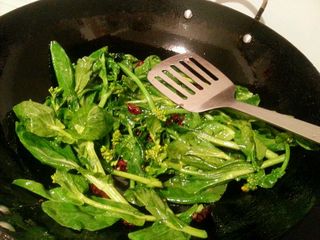 清炒<a href=/shicai/shucai/YouCai/index.html target=_blank><u>油菜</u></a>苔